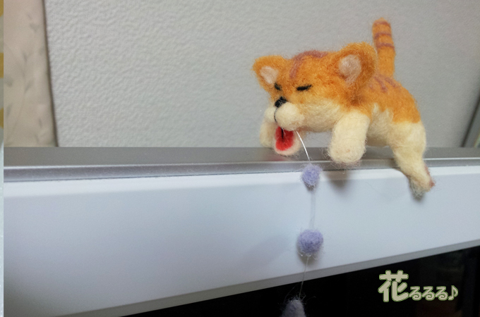 PCの上で寝るネコ